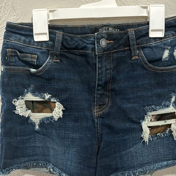 Judy Blue Camo Patch Dark Wash Denim Shorts Size Medium - Picture 2 of 5